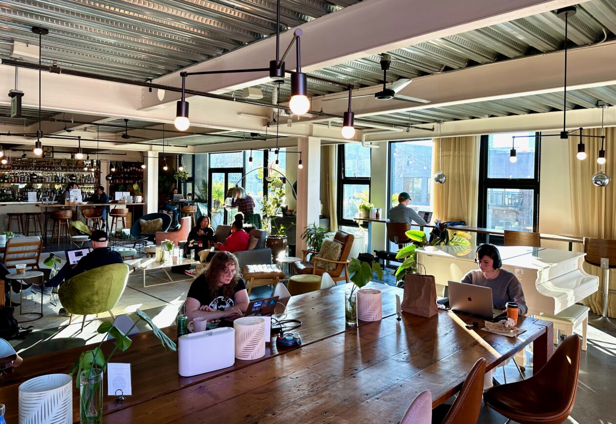 Молодь охочіше повертається в офіси та обирає гібридний формат