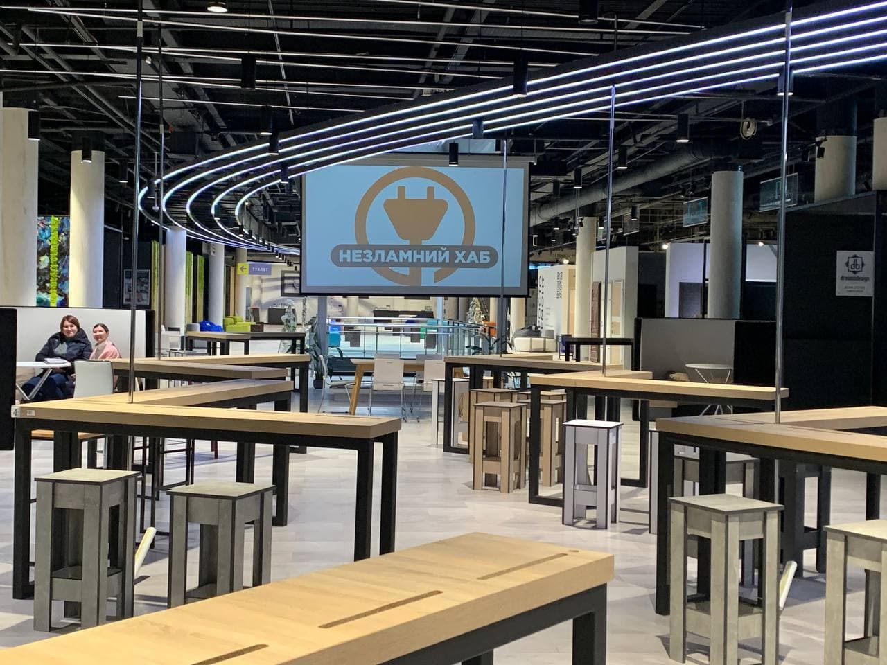 В «Епіцентрі» на Почайній відновив роботу безкоштовний коворкінг