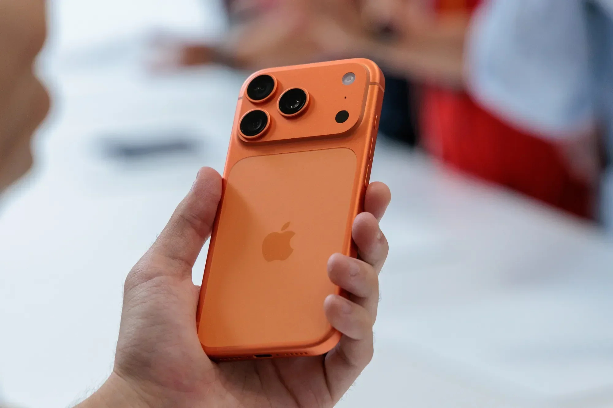 Apple планує випустити щонайменше п'ять нових iPhone до 2027 року та збільшує виробництво складаної моделі